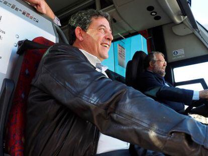 Besteiro, como copiloto, y Orozco, como conductor, ayer en la salida del autob&uacute;s electoral del PSdeG.