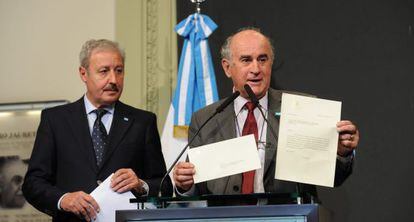 Fotograf&iacute;a sin fecha cedida por la presidencia de Argentina donde se muestra la carta que envi&oacute; el Papa Francisco a la presidenta argentina.