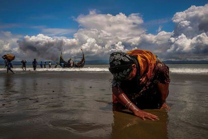 La agencia de noticias Reuters ganó dos premios Pulitzer este 2018, uno por un reporte especial que reveló las conexiones entre el presidente de Filipinas, Rodrigo Duterte, y escuadrones de la muerte de la policía, y otro por una producción fotográfica sobre la crisis de los migrantes rohinyás. En la imagen, una mujer refugiada rohinyá agotada toca la orilla después de cruzar la frontera entre Bangladés y Myanmar en barco a través de la Bahía de Bengala, en Shah Porir Dwip (Bangladés), el 11 de septiembre de 2017.