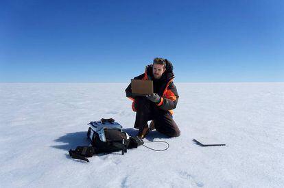 El científico británico Joseph Cook durante su investigación sobre microbiología en Groenlandia. (Foto: Rolex)
