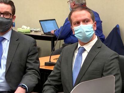 El exagente Derek Chauvin (derecha), el pasado 20 de abril, junto a su abogado, Eric Nelson, escucha el veredicto del jurado en Minneapolis.
