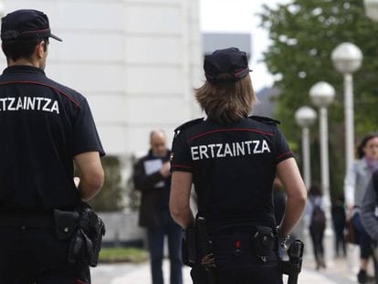 Una pareja de agentes de la Ertzaintza, de patrulla por las calles de San Sebastián.