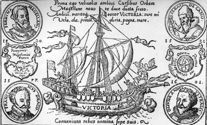 Grabado entorno a 1580 de la nave 'Victoria', que llegó a Sanlúcar, con los retratos de Magallanes (arriba a la izquierda) y Elcano (derecha).