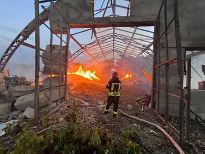 Un bombero trabaja en Odesa, que ha sufrido un ataque con drones esta madrugada.