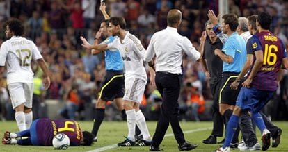 Cesc, dolorido en el suelo, tras la dura entrada de Marcelo en el minuto 93.