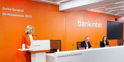 María Dolores Dancausa, consejera delegada de Bankinter, y Pedro Guerrero, presidente de Bankinter, en la junta de accionistas de 2020.
 