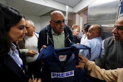 Walid al Omari, jefe de la delegación de Al Jazeera en Palestina, sostiene el chaleco antibalas que llevaba Shireen Abu Akleh cuando murió por disparos de soldados israelíes en Yenín (Cisjordania) en la madrugada de este miércoles, según denuncia la cadena catarí. La conocida reportera cubría una incursión de las fuerzas israelíes en la ciudad palestina ocupada.

