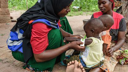 Una trabajadora de salud comunitario mide el nivel de desnutrición de unas niñas en la aldea de Samora (región de Mtwara, Tanzania).
