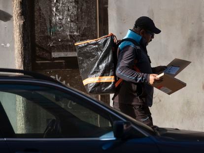 Un hombre repartía paquetes en una calle de Santander el día 2 de febrero.