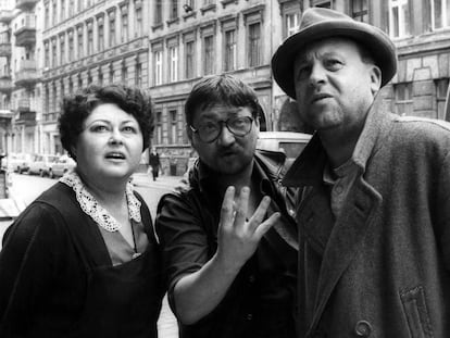 El director Rainer Werner Fassbinder (en el centro), da instrucciones a Elma Karlowa y Günter Lamprecht en un momento del rodaje de 'Berlin Alexanderplatz'.