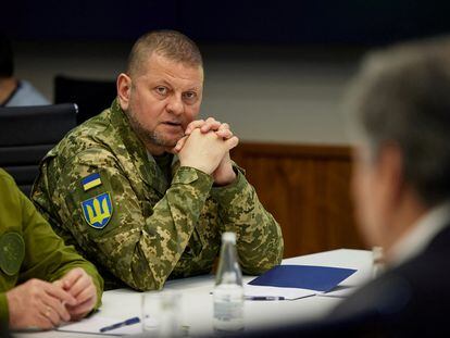 El comandante en jefe de las Fuerzas Armadas ucranias, Valeri Zaluzhni, durante una reunión con el presidente, Volodímir Zelenski y altos cargos estadounidenses en Kiev, el 24 de abril.