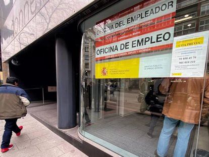 Un trabajador entrando a una oficina pública de empleo en la Comunidad de Madrid.