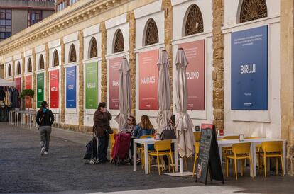 Uno de los laterales del mercado de Cádiz con carteles con ejemplos de palabras gaditanas.