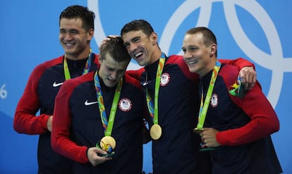 Phelps posa con la medalla de oro junto a Adrian, Held y Dressell