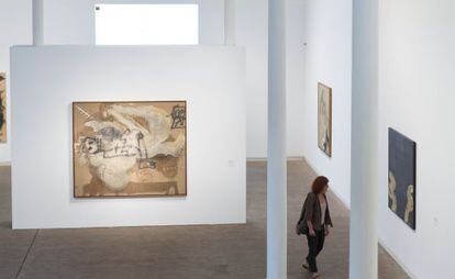 Tres de las 'nuevas' obras de Tàpies que pueden verse en la exposición de 25 años de la Fundación, tras la donación de la familia.
