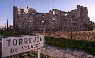 Una de las fachadas del castillo de Torrejón de Velasco.