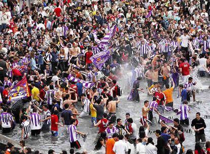 Los seguidores del Valladolid celebran el triunfo en la Plaza Zorrilla
