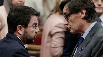 El president Pere Aragonès y Salvador Illa, líder de la oposición, en un momento de la sesión de control del pasado 23 de noviembre.