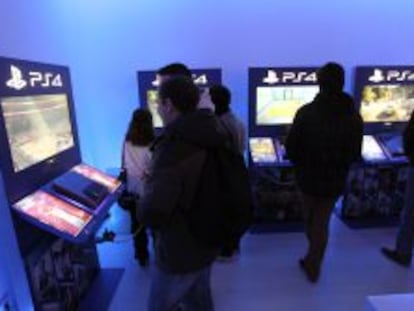 Varias personas jugando a la PS4.