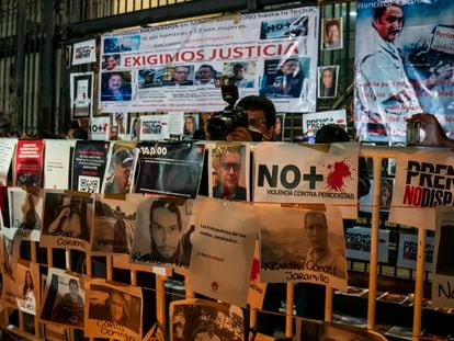 Periodistas mexicanos protestan contra el asesinato de sus colegas en Ciudad de México.