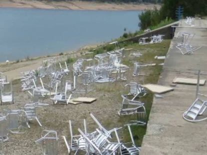 Unos jóvenes destrozan la terraza de un club náutico en La Rioja