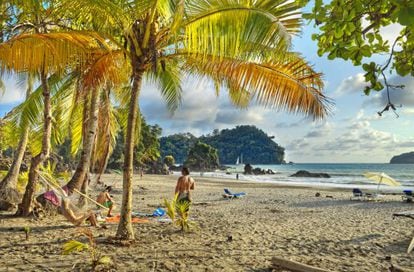 Bañistas en la playa de Espadilla, en el parque nacional de Manuel Antonio, en Costa Rica.