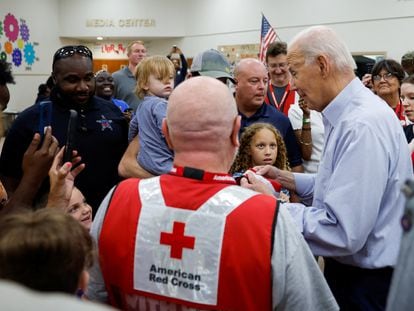 El presidente de Estados Unidos, Joe Biden, visita la escuela de primaria Suwannee Pineview, en Live Oak (Florida), en la zona más afectada por el paso del huracán 'Idalia'.