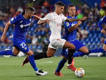 Lamela, autor del gol del Sevilla, cambia de ritmo ante Arambarri y Maksimovic.