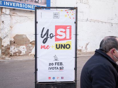 Cartel del referéndum en una de las calles de Don Benito cercanas al consistorio municipal.