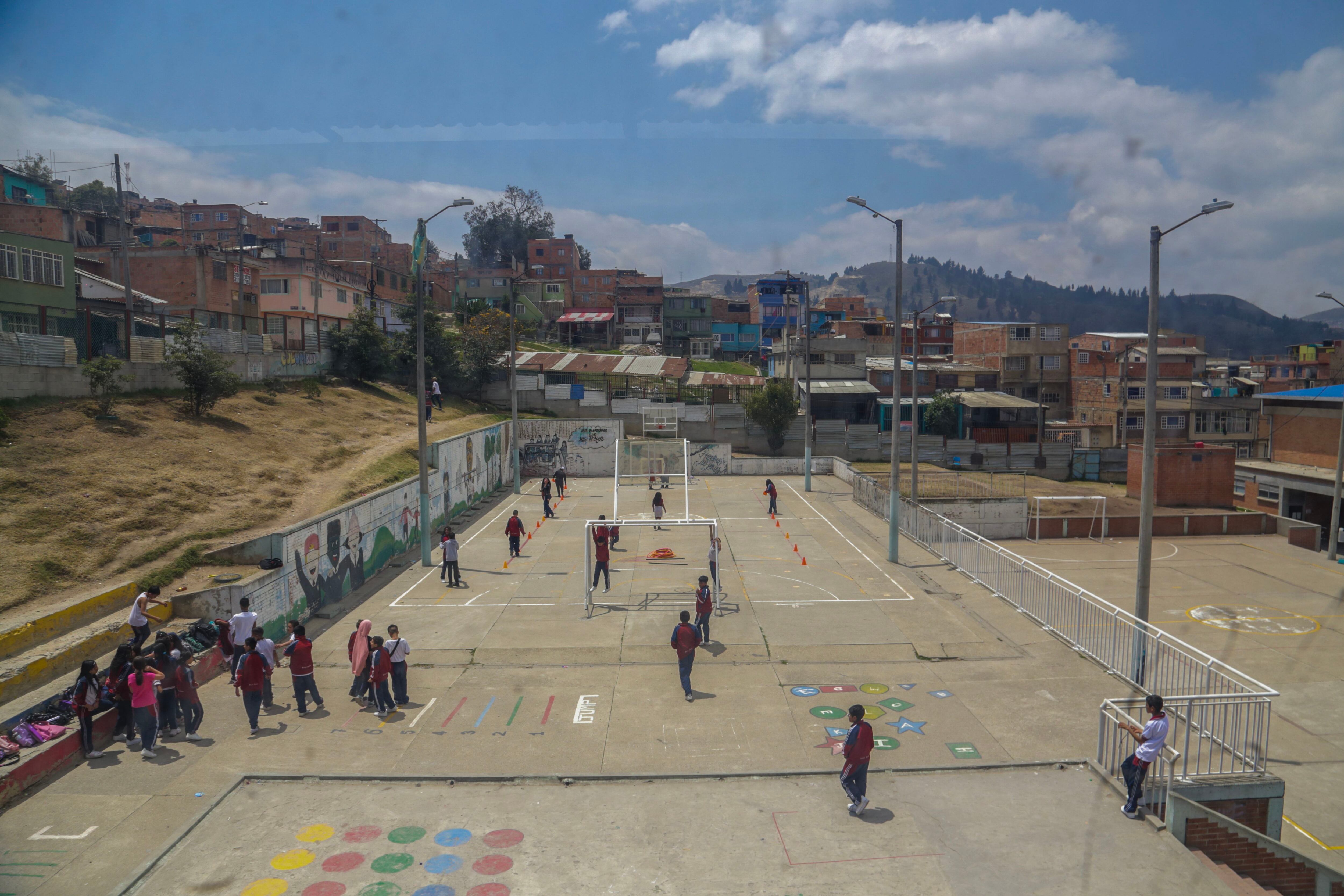 El patio del colegio ubicado en Soacha, el suburbio más grande de Bogotá.