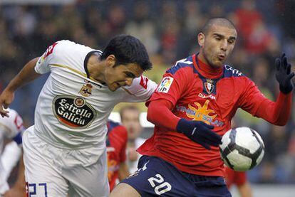 Rochela, a la izquierda, pelea por el balón con Aranda.