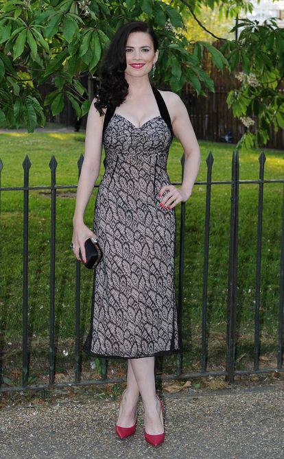La actriz inglesa Hayley Atwell escogió un vestido de cóctel con escote halter y zapatos en tono cereza.
	 