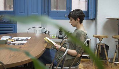 Una joven lee en la Escuela de Escritores de Madrid.