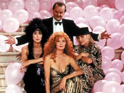 Un fotograma de 'Las brujas de Eastwick' con Jack Nicholson, Cher, Susan Sarandon y Michelle Pfeiffer.