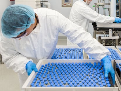 Técnicos de laboratorio manejan viales de remdesivir en las instalaciones de Gilead en La Verne (EE UU).