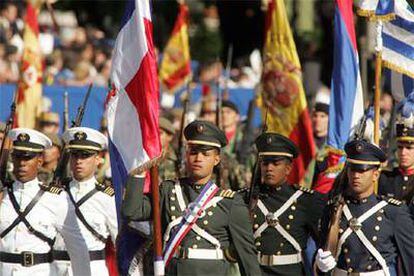 Militares iberoamericanos marchan en el desfile de la Fiesta Nacional.