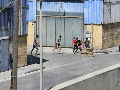 Varios menores acogidos en las naves de El Tarajal juegan al fútbol, el pasado miércoles, en Ceuta (España).