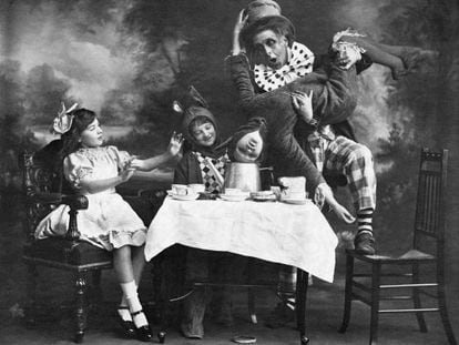 Representació teatral d''Alícia al país de les meravelles', a Londres cap al 1900.