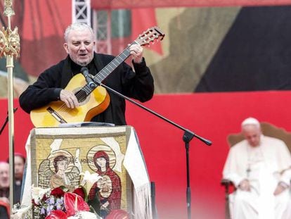 El fundador de los 'kikos', Kiko Argüello, toca la guitarra ante el papa Francisco en una celebración en Roma.