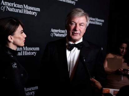 Alec Baldwin, acompañado de su esposa, durante una gala en el Museo de Historia Natural de Nueva York, el 30 de noviembre de 2023.