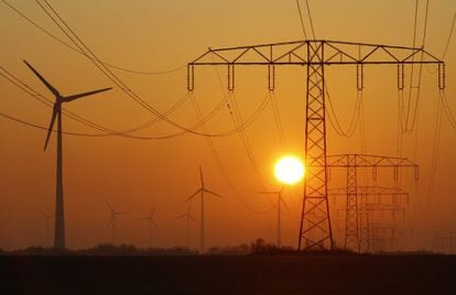 Alambrado eléctrico y molinos de viento en Nauen, Alemania.
