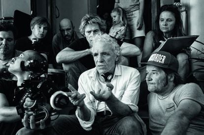 El director Abel Ferrara con parte del equipo artístico y técnico durante el rodaje de 'Tomasso'.