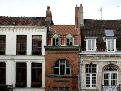 En el centro, la casa del pintor Alberto Rodr&iacute;guez en el n&uacute;mero 9 de la calle Saint-Jacques, en Lille (Francia).