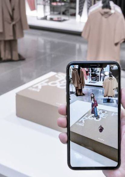 Imagen de realidad aumentada en el móvil sobre una caja de Zara