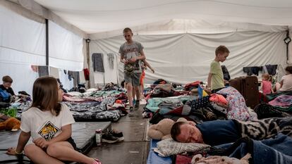 Refugiados ucranianos descansan en el campamento que se instaló en la alcaldía de Iztapalapa, en Ciudad de México, el 29 de abril de 2022.