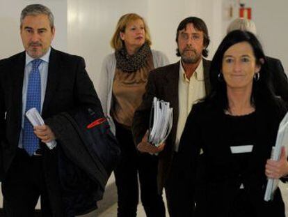 El ex director de la Spri, Mauricio Lazkano (a la izquierda), este martes en los pasillos del Parlamento.