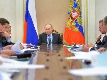 El presidente ruso, Vladimir Putin, durante una reuni&oacute;n en el Kremlin.