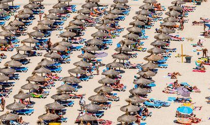 Turistas en la playa de Magaluf, en Mallorca.