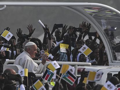 El papa Francisco era aclamado el sábado por la multitud antes de la misa en Juba (Sudán del Sur).