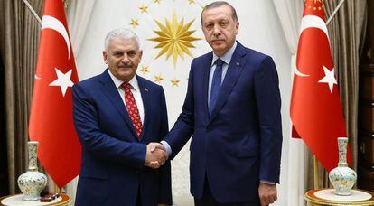 El nuevo jefe de Gobierno de Turqu&iacute;a, Binali Yildirim, y el presidente, Recep Tayyip Erdogan, el pasado domingo en Ankara.